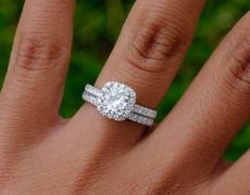 Customizable Engagement Rings keep the Symbol of your Love in hand