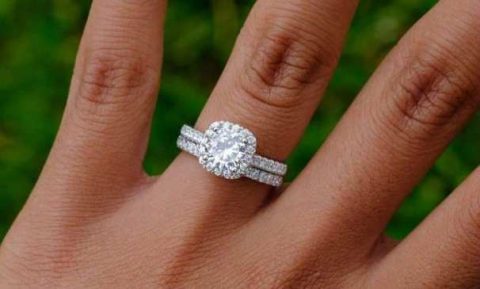 Customizable Engagement Rings keep the Symbol of your Love in hand