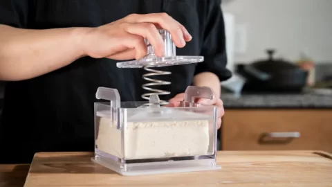 Steps on how to make a water drainer and tofu maker